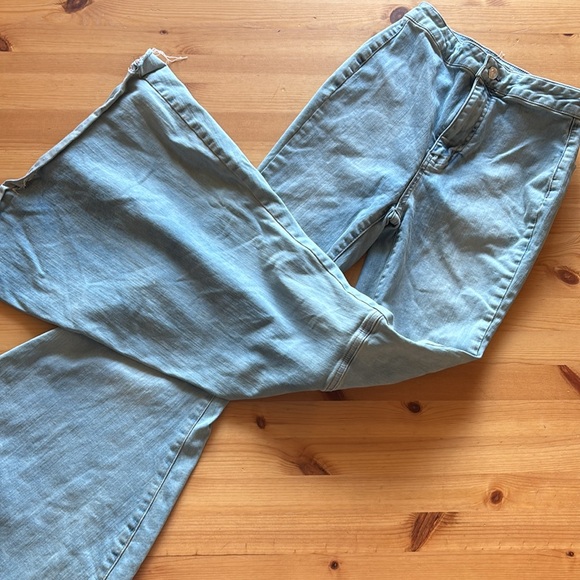 We The Free People Just Float On Flare Jeans in Bl Motif Size 27 - Picture 2 of 4